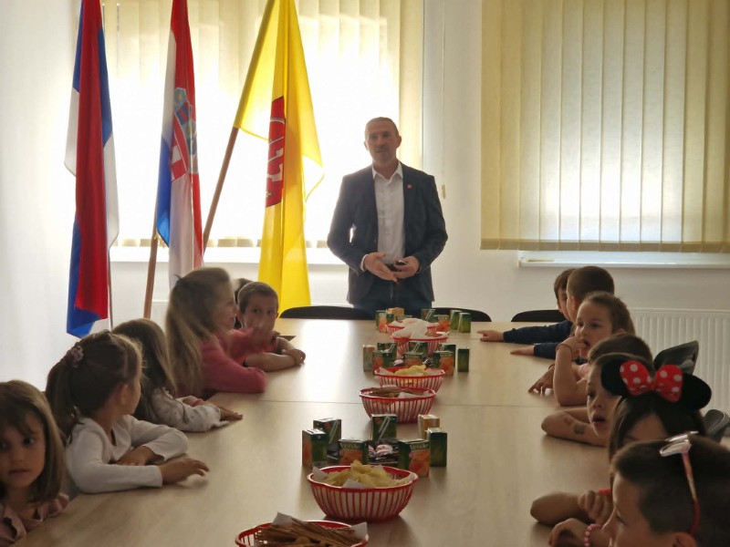 Pesma, čestitke i dečji snovi obeležili posetu Opštini Borovo 6 Nac i deca Custom
