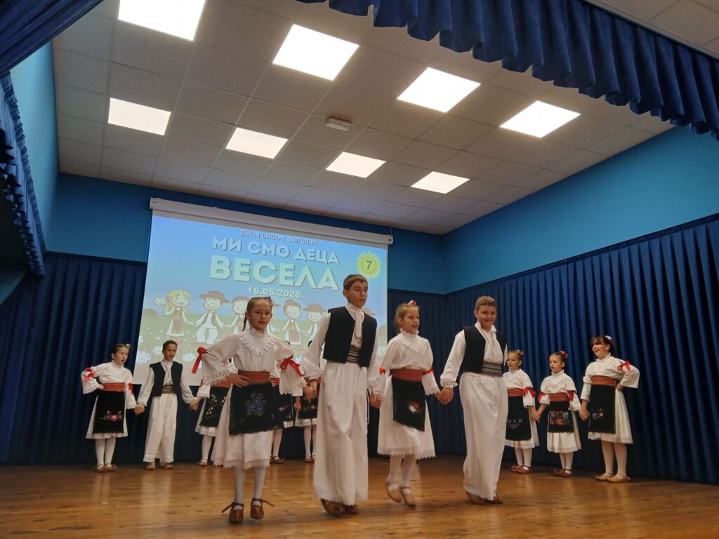 Smotra dečjeg folklora u Borovu okupila više od stotinu dece iz Borova i okolnih mesta 2 borovo 2