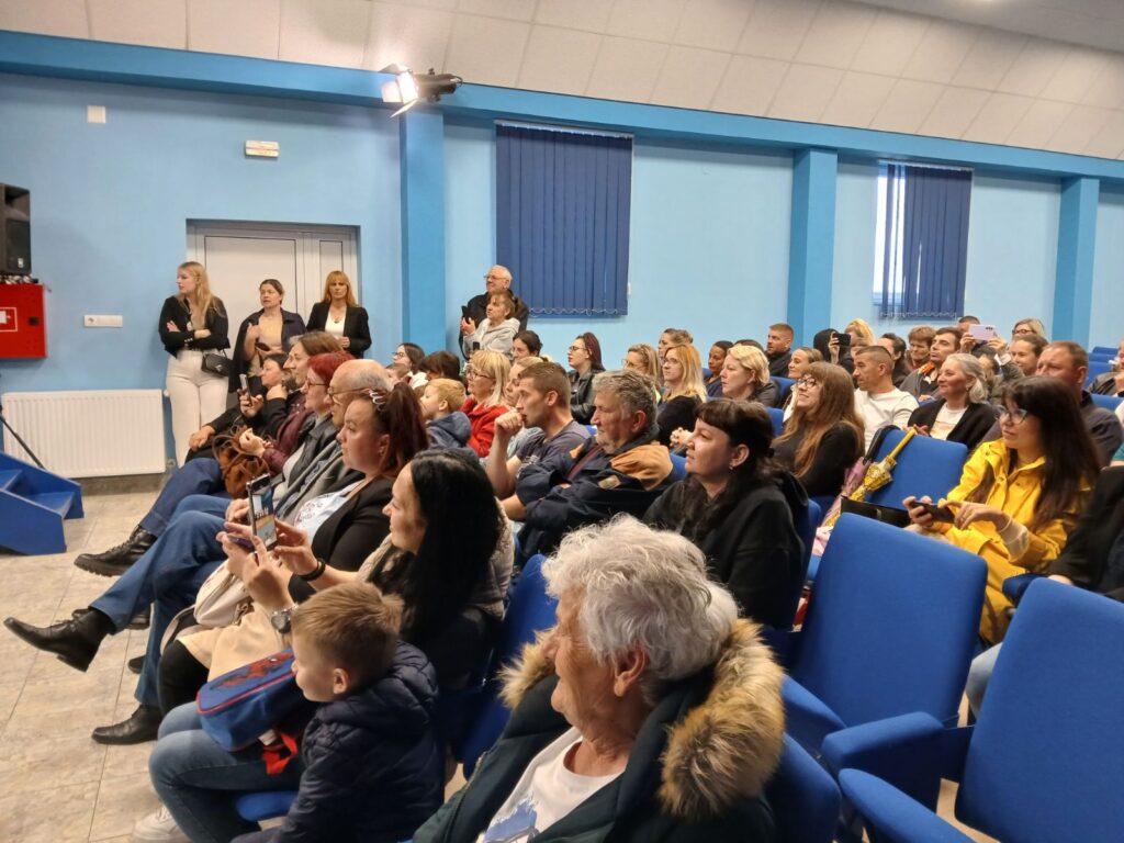 Smotra dečjeg folklora u Borovu okupila više od stotinu dece iz Borova i okolnih mesta 7 publika 1