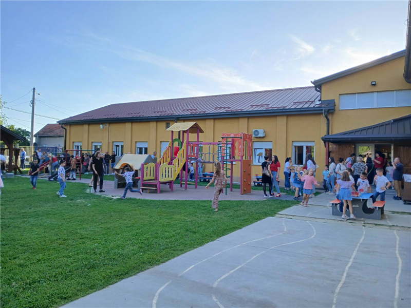 BUBAMARE U DVORISTU
