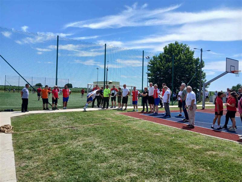 Sportski susreti na Savulji okupili tristotinjak učesnika i posetilaca 3 Bacanje kamena 26. 1
