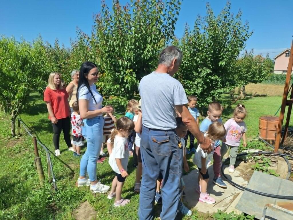 Slatka lekcija o prirodi: Poseta mališana voćnjaku porodice Milinković iz Borova 3 Edukacija