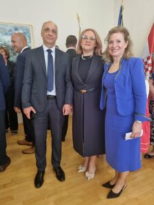 Jeremic i konzulice Custom