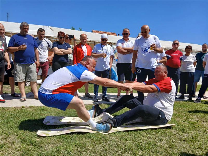 Sportski susreti na Savulji okupili tristotinjak učesnika i posetilaca 4 NAVLACENJE STAPA