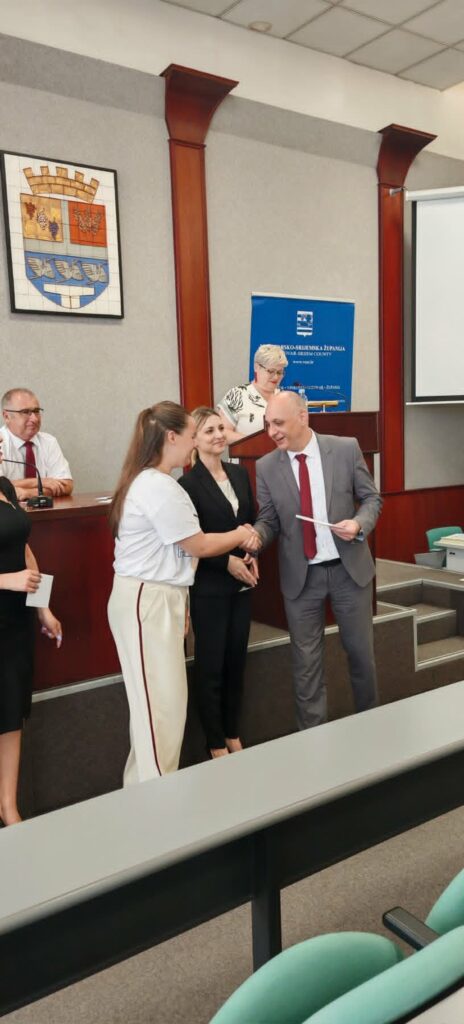 Učenice Jelena i Olja među najboljima na 1. Državnom takmičenju iz srpskog jezika 4 Olja i Jeremic