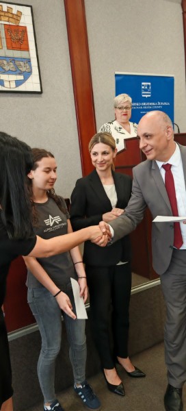 Učenice Jelena i Olja među najboljima na 1. Državnom takmičenju iz srpskog jezika 2 Priznanja Custom