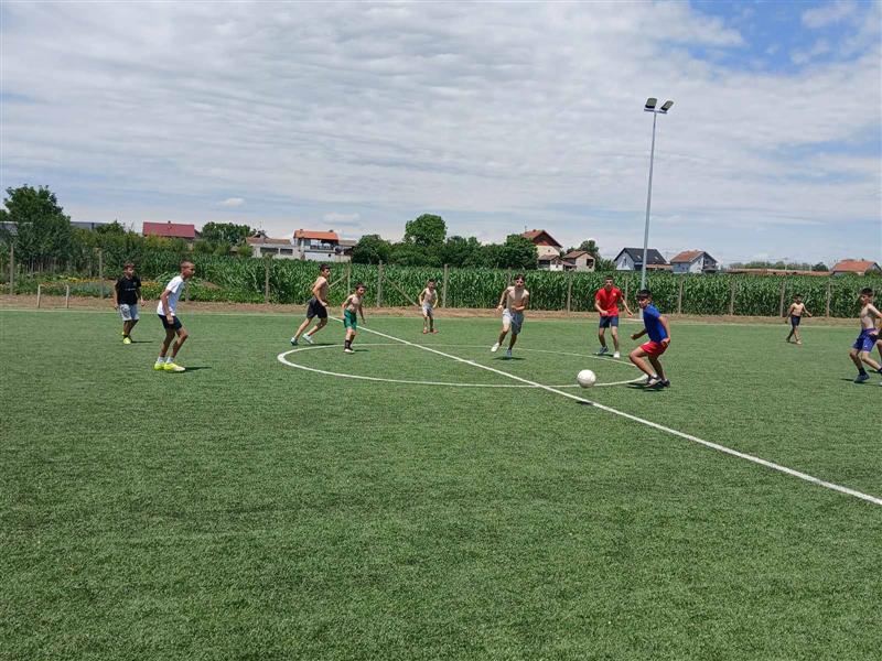Sportski susreti na Savulji okupili tristotinjak učesnika i posetilaca 7 REVIJALNA FUDBALSKA UTAKMICA