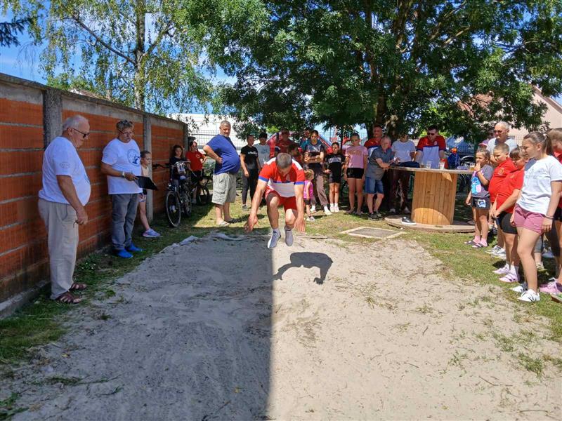 Sportski susreti na Savulji okupili tristotinjak učesnika i posetilaca 2 SKOK U DALJ 14.06.26