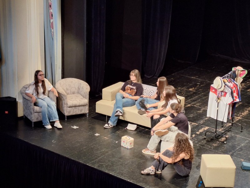 Zarja i Sergej Žabka iz Borova među zvezdama premijere predstave „Draga sestro“ 2 Teen Custom