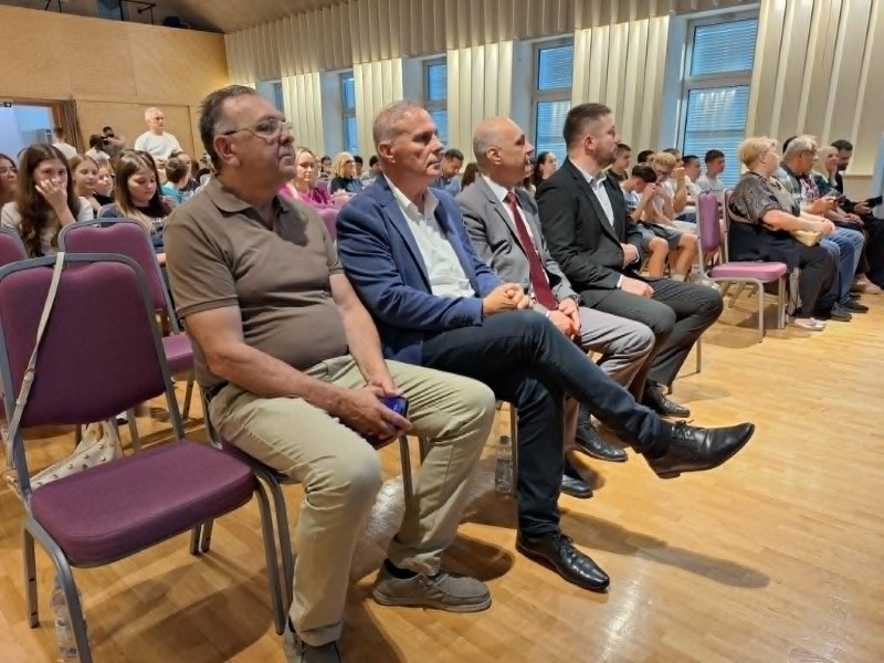 Deca, pesnici roda svoga kroz poeziju neguju jezik, pismo i tradiciju 3 VSNM VSZ Custom