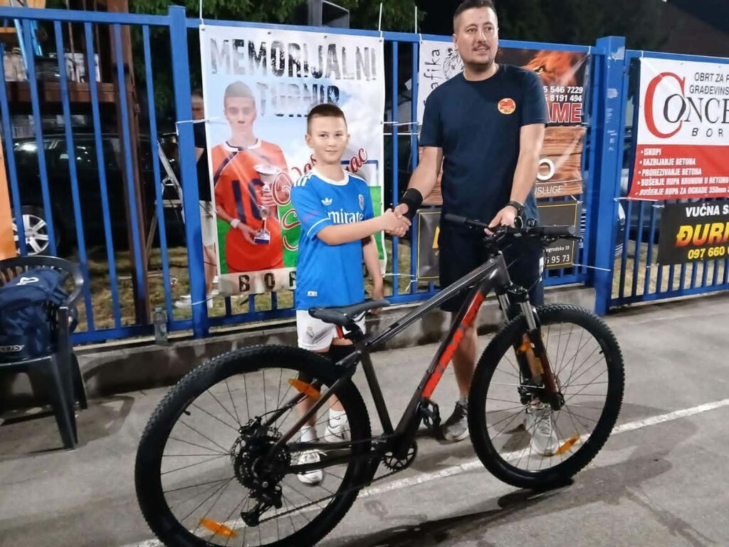 Prvo mesto na šestom Memorijalnom turniru "Vasilije Sentivanac" u Borovu osvojila ekipa "LD transporti" 5 marko todo