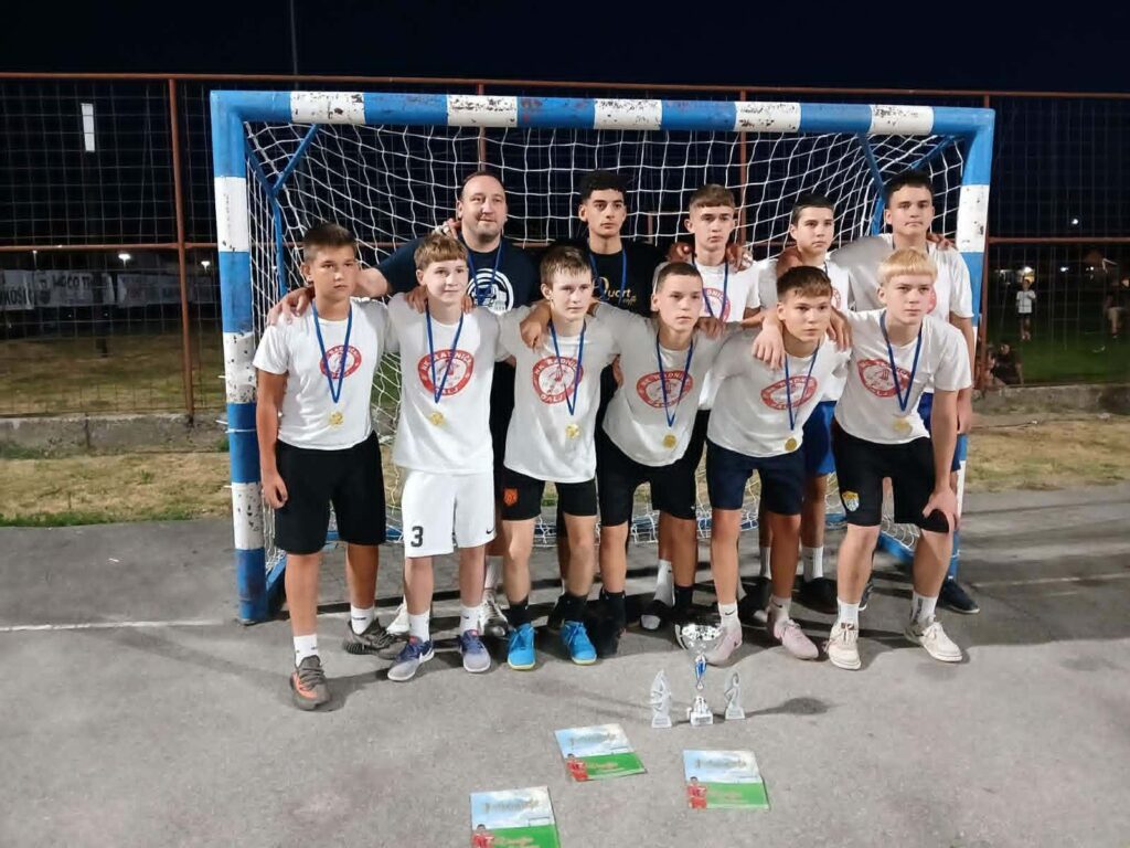 Prvo mesto na šestom Memorijalnom turniru "Vasilije Sentivanac" u Borovu osvojila ekipa "LD transporti" 3 radnicki