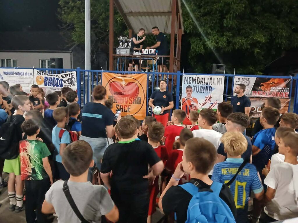 Prvo mesto na šestom Memorijalnom turniru "Vasilije Sentivanac" u Borovu osvojila ekipa "LD transporti" 6 tombola