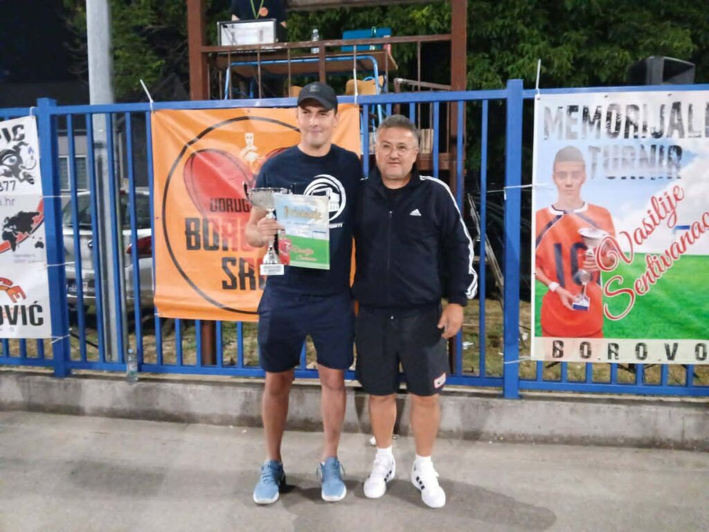 Prvo mesto na šestom Memorijalnom turniru "Vasilije Sentivanac" u Borovu osvojila ekipa "LD transporti" 2 veljko