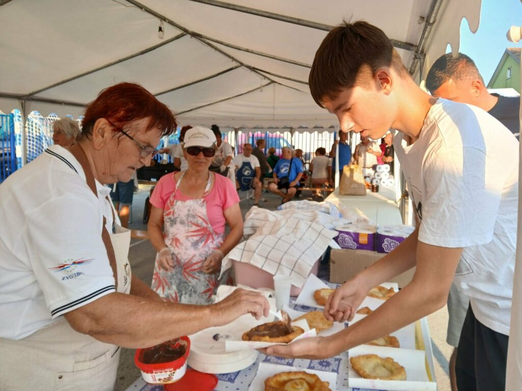 Tamburaško veče "Dunavom plovi tambura zvuk" u Borovu okupilo nekoliko stotina učesnika i posetilaca 9 langosice