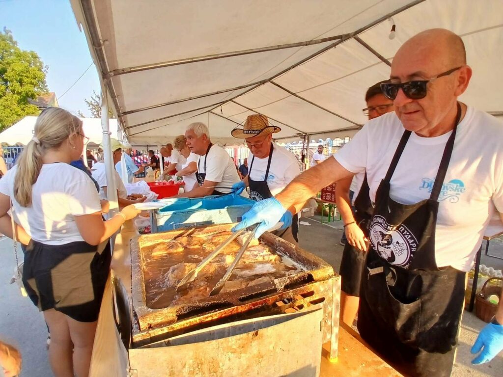 Tamburaško veče "Dunavom plovi tambura zvuk" u Borovu okupilo nekoliko stotina učesnika i posetilaca 6 riba