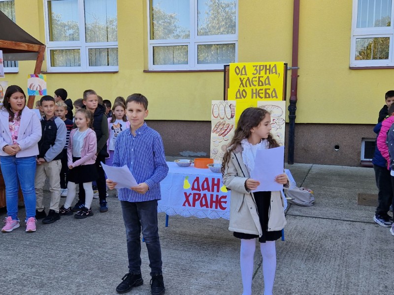Mirisi domaće kuhinje, pesma i igra: Sajam hrane u Borovu okupio najmlađe 2 Dani hleba Custom