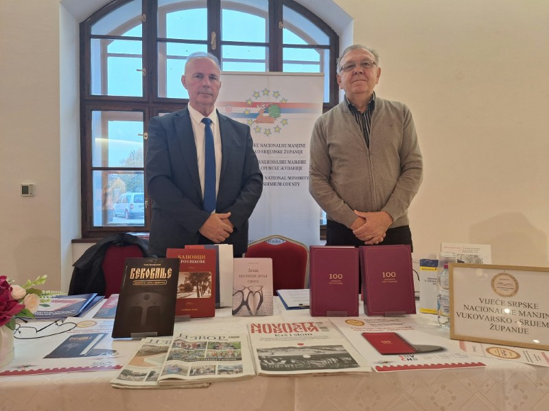 Dvorac Eltz u znaku knjige, jezika i kulture nacionalnih manjina 3 M i L Custom