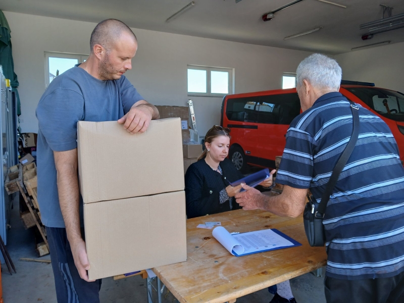Humanitarno udruženje "Duga" podelilo u Borovu oko 500 paketa hrane 2 PAKET1