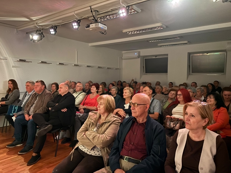 Razigrana i duhovita duo drama "Pametnica" oduševila vukovarsku publiku 5 Pametnica 5 publikaSmall