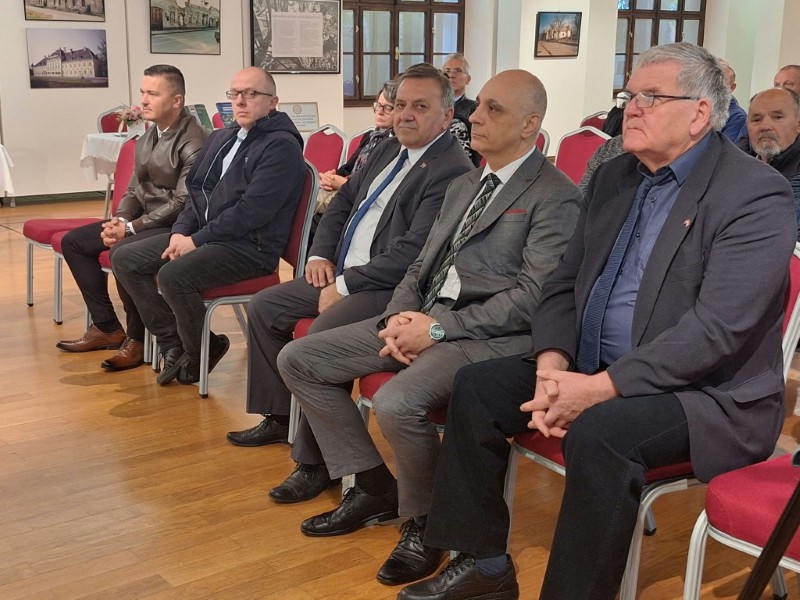 Dvorac Eltz u znaku knjige, jezika i kulture nacionalnih manjina 7 Publika Dvorac Custom