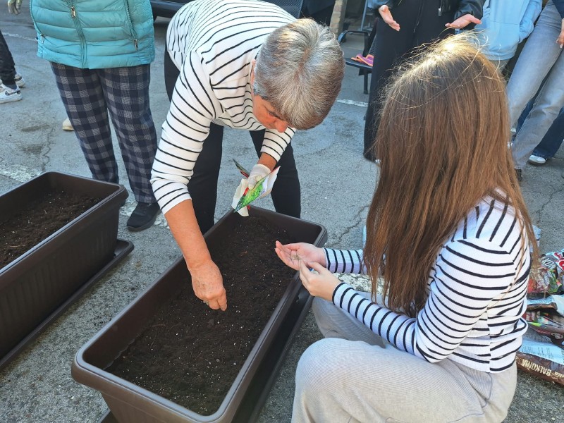 Znanje koje raste: mladi i stariji zajedno za održivu budućnost 6 Sadnja 4 Custom