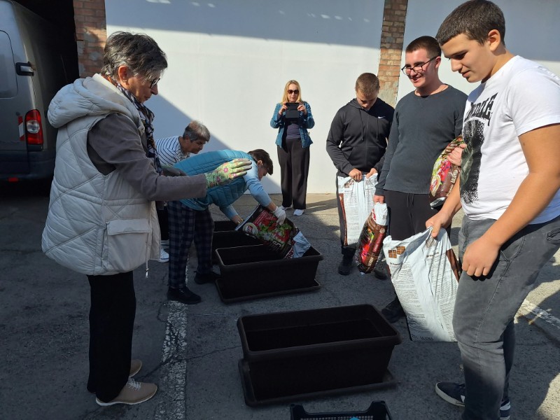 Znanje koje raste: mladi i stariji zajedno za održivu budućnost 3 Sadnja 5 Custom