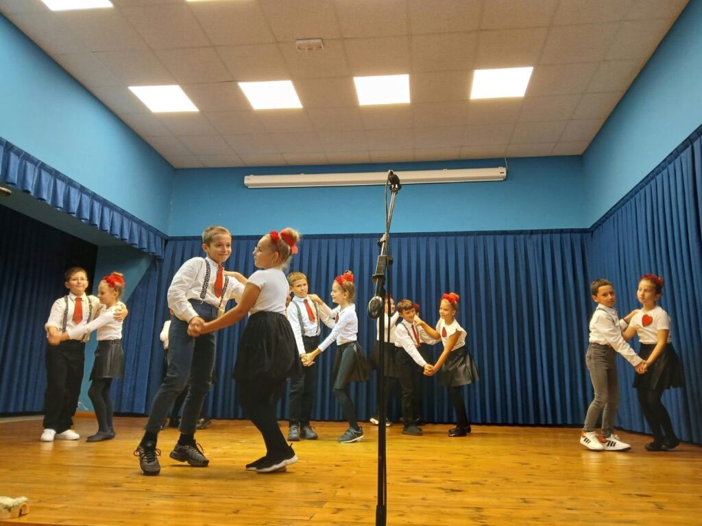 Borovski penzioneri s najmlađim sumeštanima obeležili Međunarodni dan starijih osoba 6 os borovo
